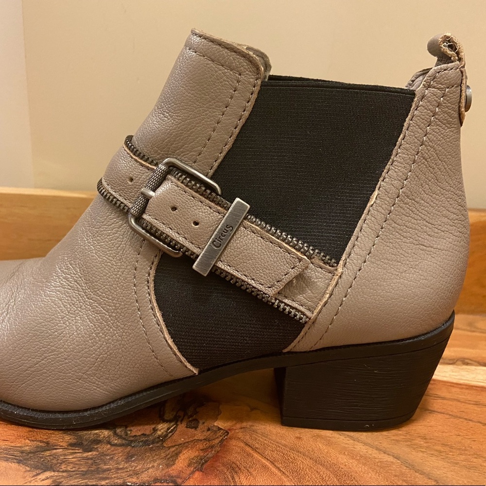 Sam elderman Circus taupe booties